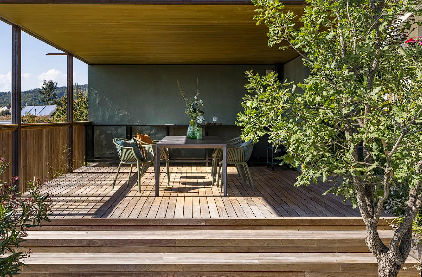 Zdjęcie przedstawia ogród z nowoczesnym stołem od Furnigo.